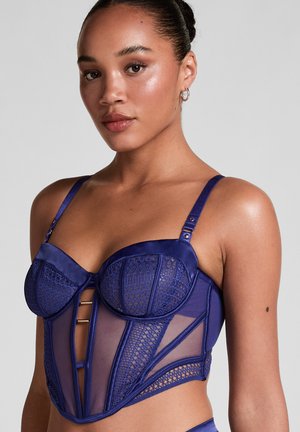 Paarse lingerie van satijn en doorschijnend gaas, met voorgevormde cups, een gestructureerd lijfje, doorweven patronen en gouden hardware-accenten.