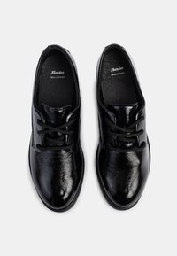 Schwarze Lederschuhe mit polierter Oberfläche, geschlossenem Design, Schnürdetails und strukturiertem Innensohlen. Glatte Oberfläche mit abgerundeten Zehen.