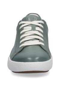 Zielone skórzane sneakersy z białymi sznurówkami, okrągłym noskiem, teksturowaną białą gumową podeszwą oraz kontrastującymi detalami wzdłuż szwów z boku.