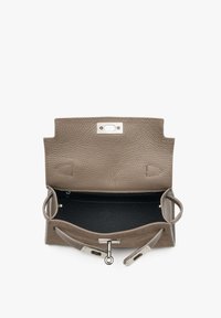 Szara skórzana torebka o fakturowanym wykończeniu, otwarta, ukazująca granatową wnętrze, kieszeń na suwak i srebrne akcenty metalowe.