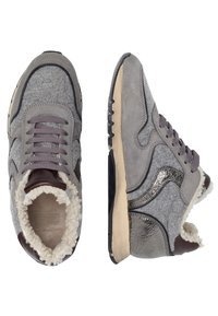 Graue Sneakers mit einem Obermaterial aus Filz, Wildleder-Akzenten, Futter aus Kunstfell und metallischen Details. Verfügt über ein Schnürdesign und eine strukturierte Gummisohle.