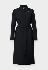 Μαύρο καμπαρντίνα μήκους μέχρι το γόνατο με μακριά μανίκια, ζώνη στη μέση, κλασικό γιακά και κρυφό μπροστινό κούμπωμα σε λευκό φόντο.