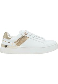 Baskets blanches avec des accents métalliques dorés, bande scintillante texturée, tige en cuir lisse, bout rond et semelle épaisse blanche.