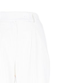 Witte geplooide broek met een knoopsluiting, gemaakt van lichtgewicht stof. Heeft een zachte textuur en een op maat gemaakte silhouet.