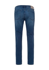 Modré džínové kalhoty s rovným střihem nohavic, pěti kapsami a koženou nášivkou na pásku. Materiál má hladkou strukturu.