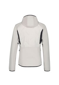 Chaqueta aislante de color gris claro con capucha, que presenta paneles laterales negros, bolsillos con cremallera y sutiles patrones geométricos en la parte posterior.