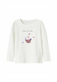 Weißes Langarmshirt mit dem Text "Stück Kuchen" über einem Cupcake und verstreuten pinken, blauen und braunen Herzen auf der Vorderseite.