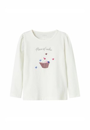 Weißes Langarmshirt mit dem Text "Stück Kuchen" über einem Cupcake und verstreuten pinken, blauen und braunen Herzen auf der Vorderseite.