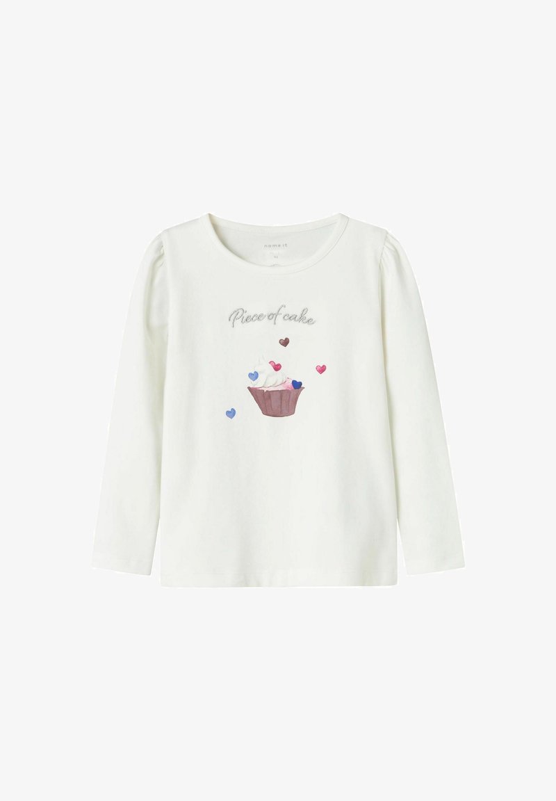 Weißes Langarmshirt mit dem Text "Stück Kuchen" über einem Cupcake und verstreuten pinken, blauen und braunen Herzen auf der Vorderseite.