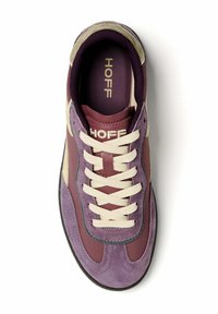 Zapatillas moradas con acabado de ante. Presentan acentos beiges, cordones crema y un logo "HOFF" en la lengüeta. Suela de goma y detalles cosidos.