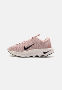 Nike løpesko med rosa strikket overdel, svart swoosh-logo, hvit mellomsåle og teksturert svart yttersåle.