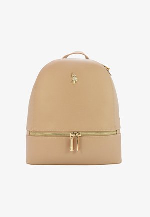 Zaino beige con una parte superiore arrotondata, accessori in oro e una finitura testurizzata. Presenta una tasca anteriore con zip e un accento del logo sulla parte frontale.