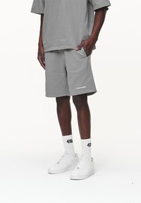 Pegador - LOGO - Shorts - washed cool grey/white gum Miniatuurafbeelding 1