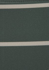 Dunkelgrüner Stoff mit einer glatten Textur, der horizontale beigen Streifen aufweist. Das Material wirkt dehnbar und dicht gewebt.