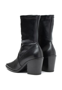 Czarne skórzane botki za kostkę z noskiem w szpic, gładką teksturą i słupkowym obcasem. Posiadają detal szwu biegnący wzdłuż boków.