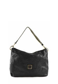 Sac à bandoulière en cuir noir avec une finition texturée, une fermeture zippée et un patch décoratif clouté doré. Doté d'une bandoulière à motif.