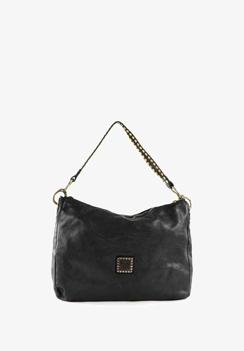 Sac à bandoulière en cuir noir avec une finition texturée, une fermeture zippée et un patch décoratif clouté doré. Doté d'une bandoulière à motif.