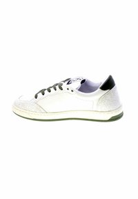 Sneaker bassa bianca con lacci verde scuro, pannelli testurizzati sulla punta e sul tallone, e un bordo della suola verde abbinato.