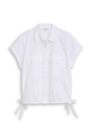 Blusa blanca de manga corta con botones, dos bolsillos delanteros, cuello y cordones ajustables en el bajo.