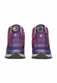 Fialové turistické boty s texturovaným svrškem, lehkým materiálem, systémem pevného šněrování Boa a odolnou gumovou podrážkou.
