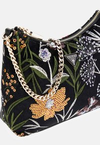 Czarna torebka z tkaniny zdobiona kolorową, kwiatową haftem z cekinami, złotym łańcuszkowym paskiem i trójkątną plakietką z logo. Zamykana na zamek od góry.