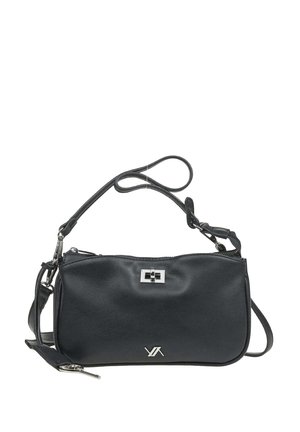 Bolso de hombro de cuero negro con cierre giratorio plateado, correa ajustable desmontable y pequeño logo plateado en la parte inferior central del frente.