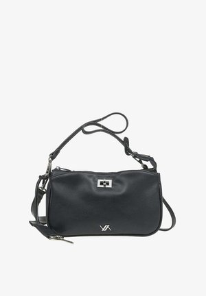 Bolso de hombro de cuero negro con cierre giratorio plateado, correa ajustable desmontable y pequeño logo plateado en la parte inferior central del frente.