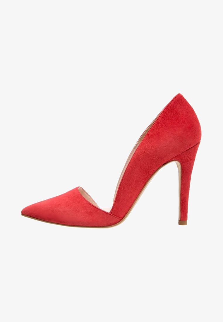 Chaussure à talon haut en daim rouge à bout pointu avec un talon stilettos fin et des côtés échancrés, présentée sur un fond blanc.