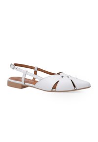 Białe skórzane buty slingback z wyciętym wzorem, spiczastym noskiem i niskim blokowym obcasem w odcieniu brązowym. Posiadają regulowany pasek na kostce oraz brązową wkładkę.