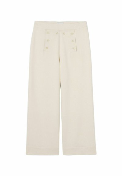 Pantalon large couleur crème avec une texture lisse, présentant des accents de boutons à l'avant et une taille plate sans passants de ceinture.