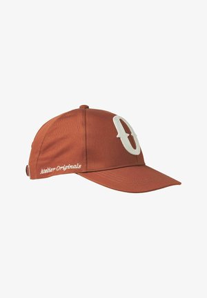 Brązowa bawełniana czapka z białym haftowanym logo i napisem "Atelier Originals" białą nicią z boku. Wygięty daszek i regulowany pasek z tyłu.