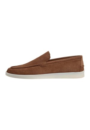 Bruine suède slip-on loafer met witte rubberen zool, lage hak en minimale stiksel details aan de zijkant en teengebied.
