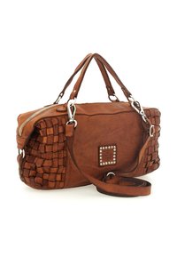 Borsa a mano in pelle marrone con trama intrecciata, chiusura con zip, doppi manici e tracolla rimovibile. Presenta borchie argentate sulla parte frontale.