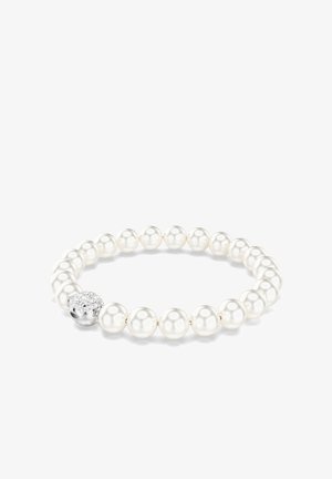Witte parelarmband met uniforme kralen en een zilveren sluiting versierd met kleine heldere stenen.