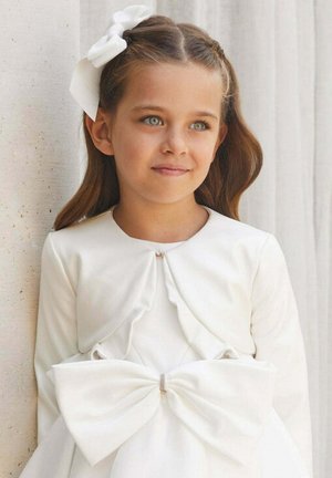 Abito bianco con maniche lunghe, caratterizzato da volant sovrapposti, un fiocco di raso in vita e una piccola perla decorativa al colletto.