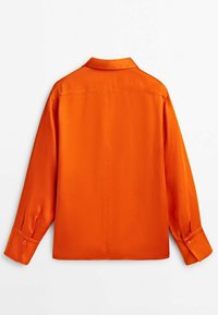 Chemise orange à manches longues avec poignets boutonnés, vue arrière plate, avec col et couture verticale centrale sur fond blanc.