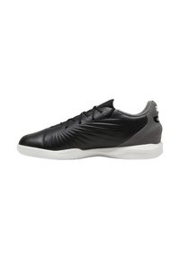 Czarne buty sportowe z gładką syntetyczną cholewką, teksturowanymi bocznymi panelami i białą gumową podeszwą, zaprojektowane z myślą o wydajności i komforcie.