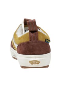 Sneaker scamosciato in marrone e giallo, con colletto imbottito, suola in gomma bianca e una targhetta con il logo "Vans Off the Wall".