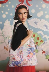 A táska színes, játékos mintával díszített, tájképekkel, állatokkal és szívekkel világos alapon. Puha, tartós anyagból készült.