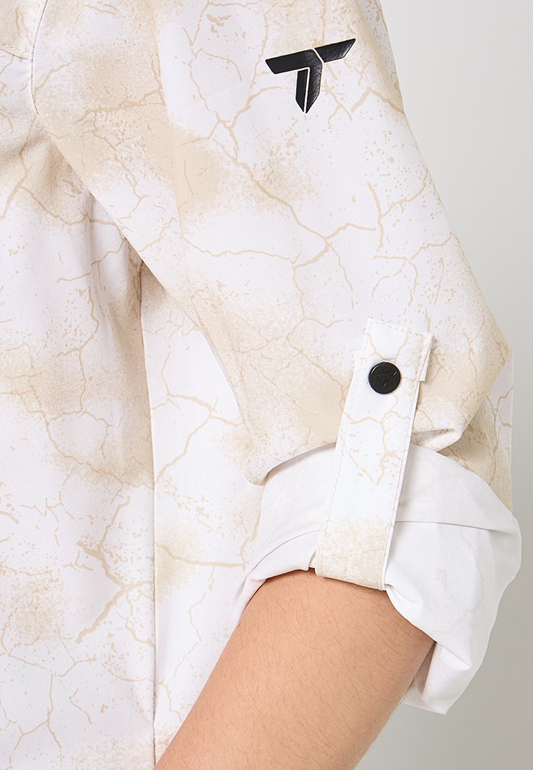 Weißes Hemd mit einem beigen, rissigen Muster, hochgekrempelten Ärmeln und schwarzen Knopfdetails. Verfügt über ein kleines schwarzes Logo auf der Schulter.