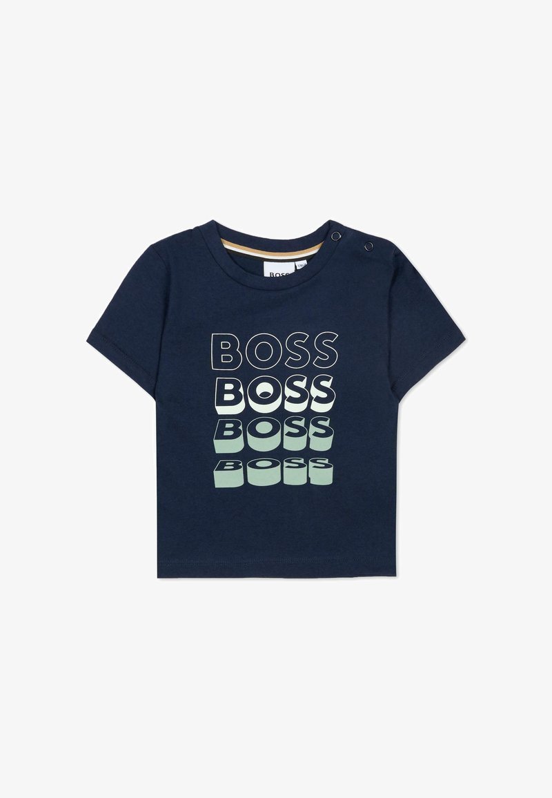 T-shirt bleu marine pour tout-petit, manches courtes et pressions aux épaules, avec le texte « BOSS » en quatre styles superposés sur le devant.