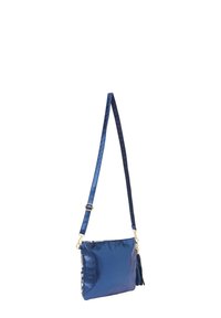 Niebieska metaliczna torebka na ramię o gładkiej fakturze, z regulowanym paskiem i dekoracyjnym chwostem. Wyposażona w złote akcesoria i przeszycia.