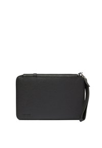 Schwarze Leder-Clutch mit strukturierter Oberfläche, rechteckiger Form, ausgestattet mit einem Handgelenksriemen und einem Reißverschluss, minimalistische Markenkennzeichnung auf der Vorderseite.