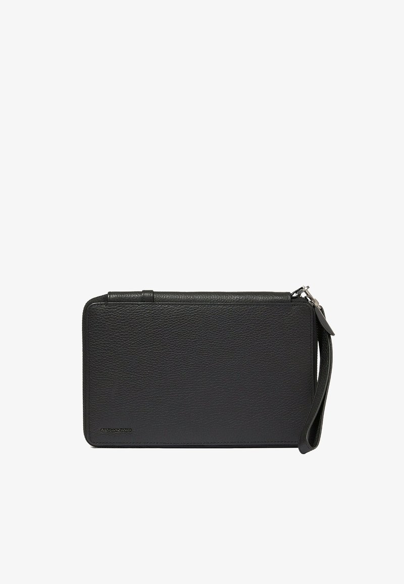 Schwarze Leder-Clutch mit strukturierter Oberfläche, rechteckiger Form, ausgestattet mit einem Handgelenksriemen und einem Reißverschluss, minimalistische Markenkennzeichnung auf der Vorderseite.
