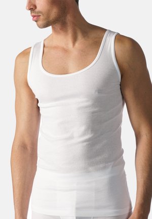 Weißes Baumwoll-Top mit rundem Ausschnitt und breiten Trägern, eng anliegendem Schnitt, glatter Textur und minimalen Nähten.