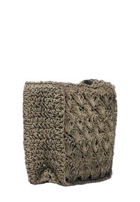 Cesta di stoccaggio intrecciata in una tonalità verde-marrone attenuata, con un motivo testurizzato e una trama aperta, di forma quadrata e bordi morbidi.