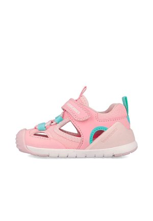 Sandalia rosa para niño pequeño con detalles en azul verdoso, paneles de malla, tira ajustable de velcro y suela blanca flexible diseñada para comodidad y soporte.