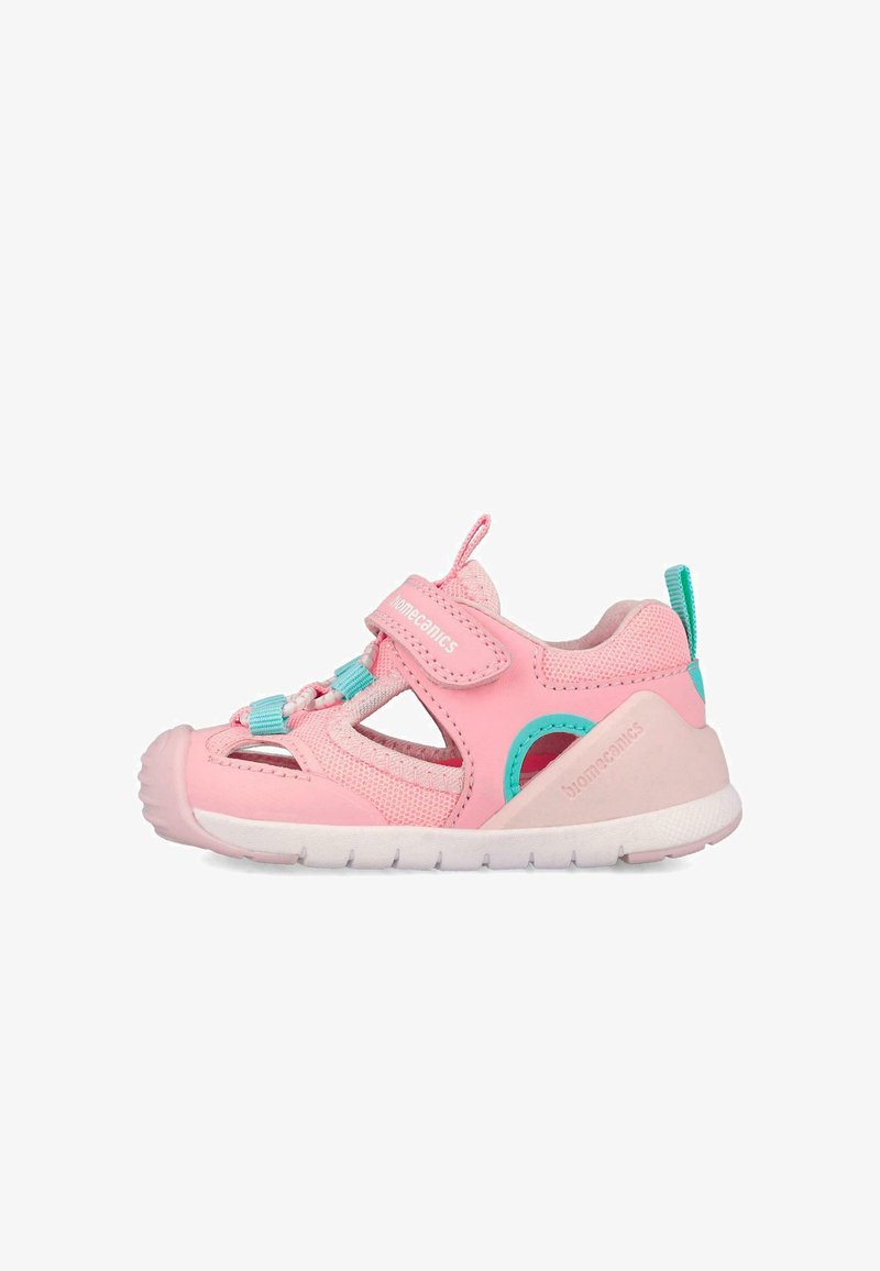 Sandalia rosa para niño pequeño con detalles en azul verdoso, paneles de malla, tira ajustable de velcro y suela blanca flexible diseñada para comodidad y soporte.