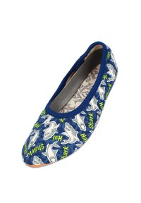 Blaue Ballerinas aus Stoff mit einem Haifischmuster und neongrüner "Shark"-Aufschrift, ausgestattet mit einer runden Zehenpartie und einem strukturierten Innenfußbett.
