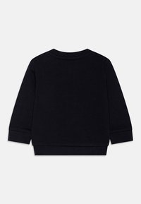 Svart hettegenser med ribbet rund hals, lange ermer og ribbede mansjetter og hem. Myk stoff, minimalistisk design, ingen synlige mønstre eller detaljer.